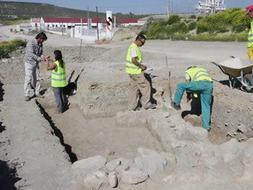YACIMIENTO. Arqueólogos y operarios durante los trabajos de excavación. /ROMÁN