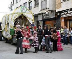 DESPEDIDA. Integrantes de una carreta, durante su entrada ayer por la calle Calancha. / M. ÁNGEL