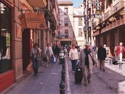 Turistas paseando por la calle Joaquón Costa, de Granada. /IDEAL