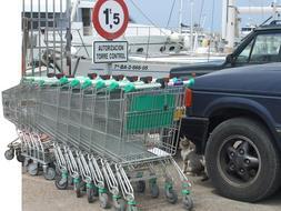 Los supermercados gastan al menos 7.500 euros al mes en reponer los carros 'robados'