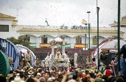 AVANCES. Procesión de la Virgen de la Cabeza por las calzadas del Cerro. /MIGUEL ÁNGEL