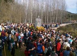 FERVOR. Última bajada de la Virgen por el 'camino viejo' en enero del año 2004. / MIGUEL ÁNGEL