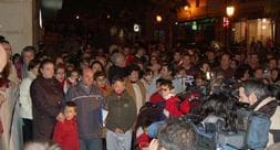 CONCENTRACIÓN. Vecinos de Pozo Alcón, entre ellos la familia afectada, a las puertas del Ayuntamiento. /P.U.