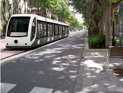 Imagen virtual del tranvía por el Paseo de la Estación, a la altura del Museo Provincial, con un carril ascendente y otro descendente para el tráfico rodado. / IDEAL