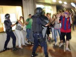 Carga policial en el centro de Granada. LUCÍA RIVAS