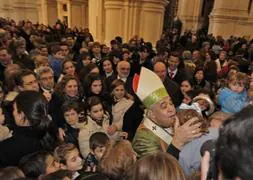El Arzobispo de Granada, entre una gran multitud en la Catedral de Granada :: RAMÓN L. PÉREZ