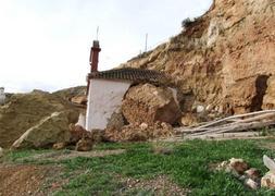 La iglesia de Belerda ha quedado muy dañada por el temporal :: TORCUATO FANDILA