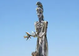 Martos. Escultura de Palas Atenea, obra de Carmen Pozo, en la Autovía del Olivar. :: RAMÓN LÓPEZ