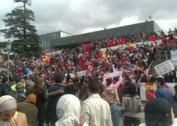 Centenares de marroquíes se han manifestado en las escaleras del Palacio de Congresos :: ALFREDO AGUILAR