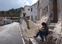 Una joven lee la obra de Falcones en una calle del pueblo. ::                             G. P.