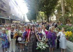 Granadinos en la ofrenda floral. /G. MOLERO