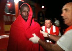 Efectivos de la Cruz Roja atienden a los inmigrantes. /JAVIER MARTÍN