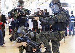 El recinto ferial de Armilla se convirtió en una auténtica guerra de disfraces. :: FOTOS GONZÁLEZ MOLERO