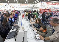 Centro comercial repleto de clientes, esta Navidad :: A. A.