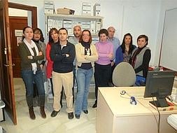 Algunos de los trabajadores del Ayuntamiento que apoyaron la denuncia de la secretaria. :: IDEAL