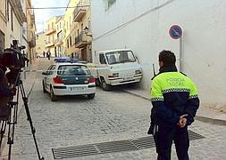 Agentes custodian el acceso a la vivienda donde ha tenido lugar el crimen. /F. J. CANO