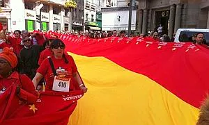 Granada despliega una bandera de España gigante en apoyo a la selección