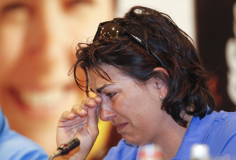 María José Rienda se seca emocionada las lágrimas que no pudo contener en su despedida oficial. :: RAMÓN L. PÉREZ