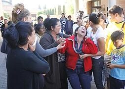 La madre del niño rompe a llorar en el cementerio. /G. MOLERO