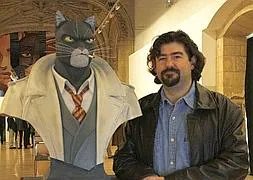 Juajo Guarnido posa con una escultura del protagonista del cómic que le ha otorgado el Eisner, 'Blacksad' :: IDEAL