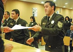 Vigilantes de seguridad recogen sus diplomas. :: DIEGO HERRERO
