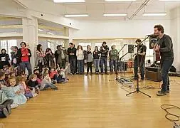 Un momento del concierto didáctico del grupo granadino Niños Mutantes en el Colegio Público José Hurtado. :: GONZÁLEZ MOLERO