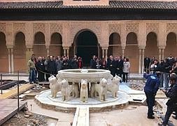 Griñán 'descubre' los leones de la Alhambra de Granada | Ideal