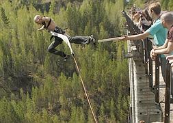 Aficionados practican 'bungee jumping'. / REUTERS