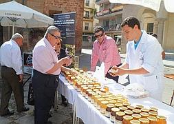 La muestra evidenció la variedad de miel que sale de la sierra. :: JOSÉ CARLOS GONZÁLEZ