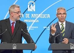El portavoz del Gobierno andaluz, Miguel Ángel Vázquez (d), y el consejero de Economía, Antonio Ávila. EFE
