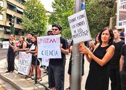 Trabajadores del CSIC, durante la protesta en la rotonda cerca del edificio :: RAMÓN L. PÉREZ