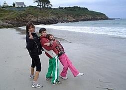 Paqui y sus dos hijos disfrutan de la playa en uno de sus intercambios