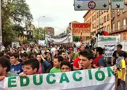 La manifestación ha arrancado de los comedores universitarios :: RAMÓN L. PÉREZ