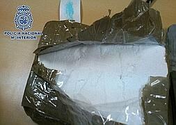 Policía Nacional detiene a cuatro individuos que portaban un kilo de cocaína y 1,4 de hachís