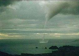 El tornado se originó en el Peñón del Santo. / PACO TORRES