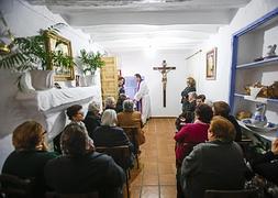 Habitación que hace las veces de iglesia en Guájar Fondón, ayer, durante un funeral. :: JAVIER MARTÍN