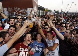 Un grupo de jóvenes, en el abarrotado botellódromo de Granada durante la Fiesta de la Primavera de hace dos años. :: GONZÁLEZ MOLERO