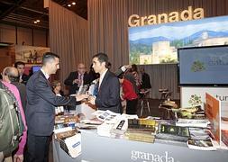 Fitur 2013: visitantes en el expositor de Granada instalado en la provincia. :: G. MOLERO