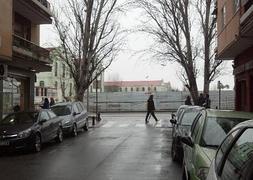 La unión perfecta. Esta es una de las calles de Doctores que ‘muere’ en la tapia de Los Mondragones. :: J.F.B.