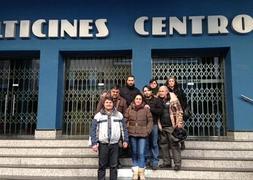 Los trabajadores se despiden del cine, ya cerrado. / C. B.