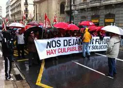 La manifestación, por el centro de Granada. / RAMÓN L. PÉREZ