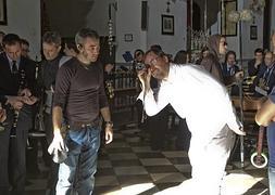 Manuel Martín Cuenca preparaba las escenas, ayer tarde, en el interior de la Iglesia de San Pedro. :: ALFREDO AGUILAR