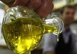Aceitera rellenable en un restaurante. :: F. J. CANO