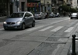 Bandas reductoras de velocidad colocadas en la Avenida de Granada en 2012. FRANCIS