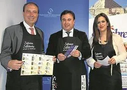 Unidos por el turismo. El diputado de Turismo, Francisco Tarifa, el alcalde de Salobreña, Gonzalo Fernández, y la edil Irene Justo. :: IDEAL