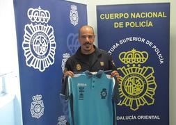 Víctor Manuel posa en la Jefatura de la Policía Nacional de Granada con una camiseta de Grapol. :: IDEAL