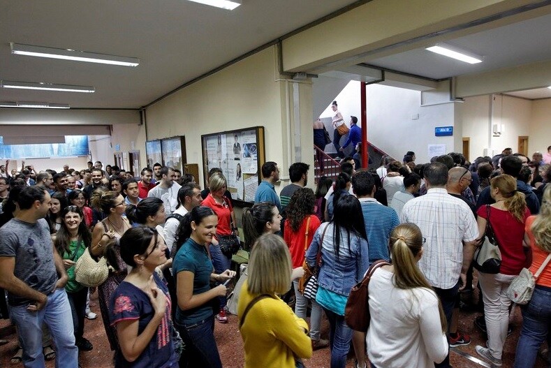 Los opositores hacen cola para entrar en las aulas del primer piso para examinarse. :: GONZÁLEZ MOLERO