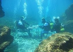 Estar bajo el agua no impide a los jugadores continuar con la partida.:: CLUB AJEDREZ MOTRIL