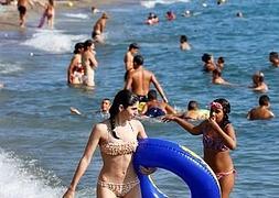 Bañistas ayer en la playa de Salobreña. :: JAVIER MARTÍN