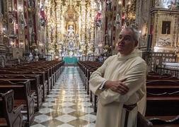 El prior de San Juan de Dios muestra el interior de la basílica con su imagen renovada. :: ALFREDO AGUILAR